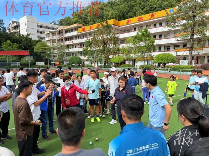 沙足国家队进校园 言传身教别开生面
